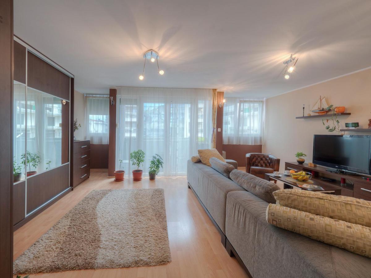 Maxim Family Apartment